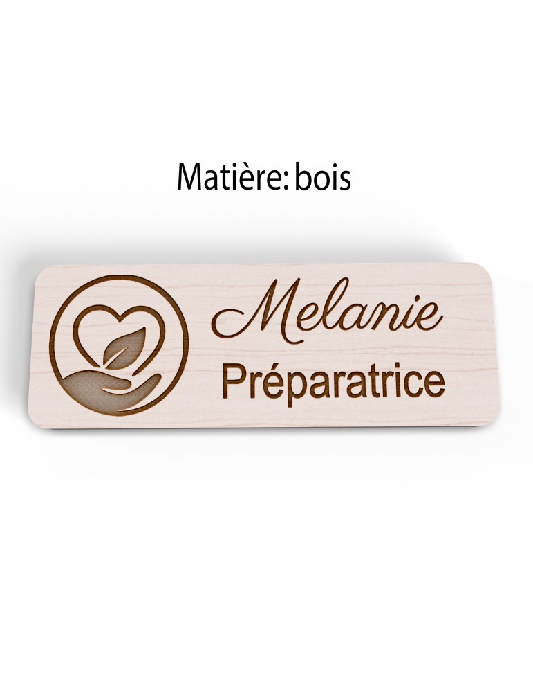Badge personnalisé préparatrice, motif pharmacie et préparation, version bois vue à plat