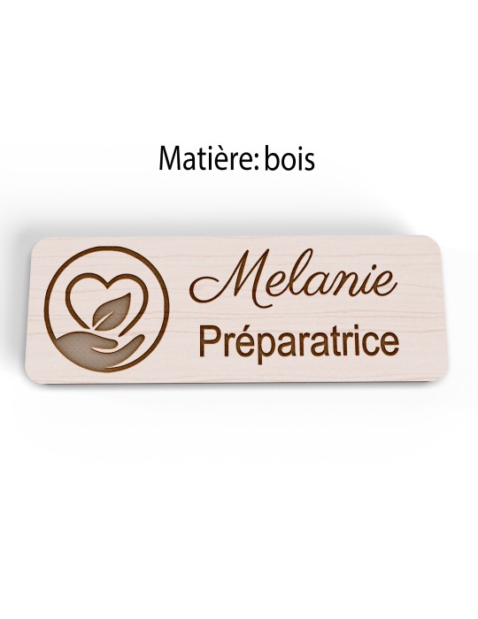 Badge personnalisé préparatrice, motif pharmacie et préparation, version bois vue à plat