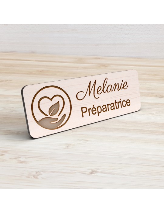 Badge personnalisé préparatrice, motif pharmacie et préparation, vue de présentation