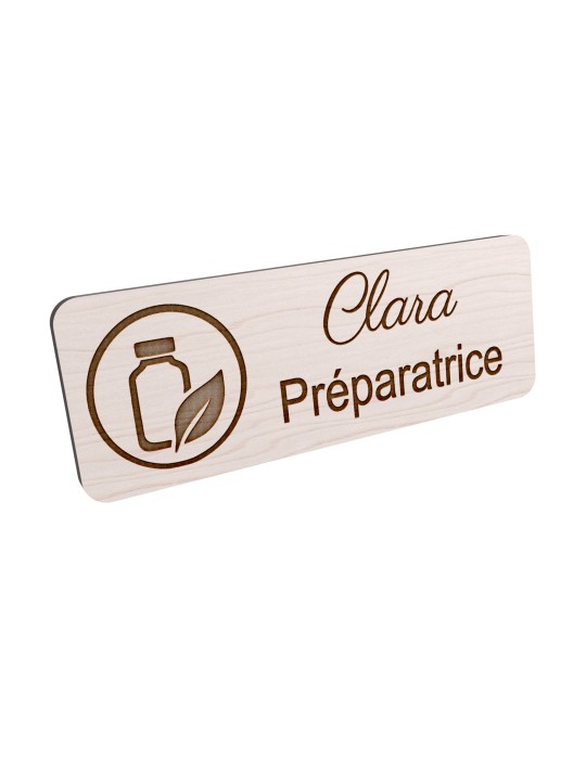Badge personnalisé préparatrice, motif pharmacie et préparation, vue en biais