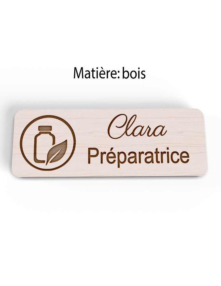 Badge personnalisé préparatrice, motif pharmacie et préparation, version bois vue à plat