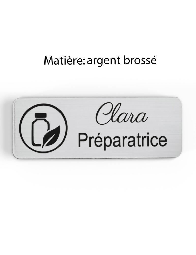 Badge personnalisé préparatrice, motif pharmacie et préparation, finition argent brossé
