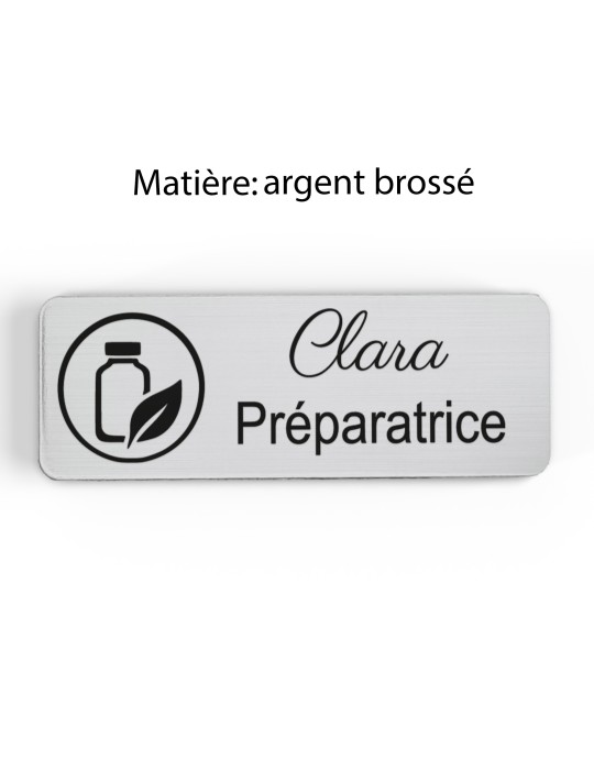 Badge personnalisé préparatrice, motif pharmacie et préparation, finition argent brossé