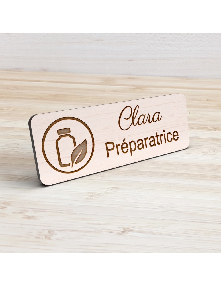 Badge personnalisé préparatrice, motif pharmacie et préparation, vue de présentation