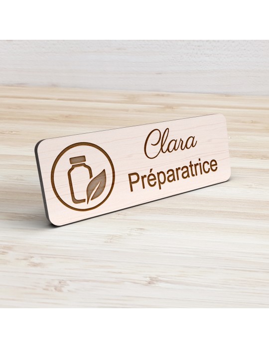 Badge personnalisé préparatrice, motif pharmacie et préparation, vue de présentation