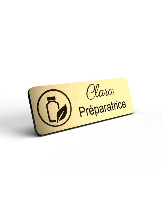 Badge personnalisé préparatrice, motif pharmacie et préparation, détail de la finition or brossé