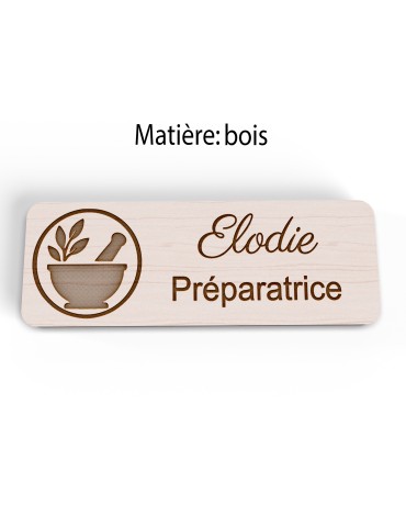 Badge personnalisé préparatrice, motif pharmacie et préparation, vue en biais 2
