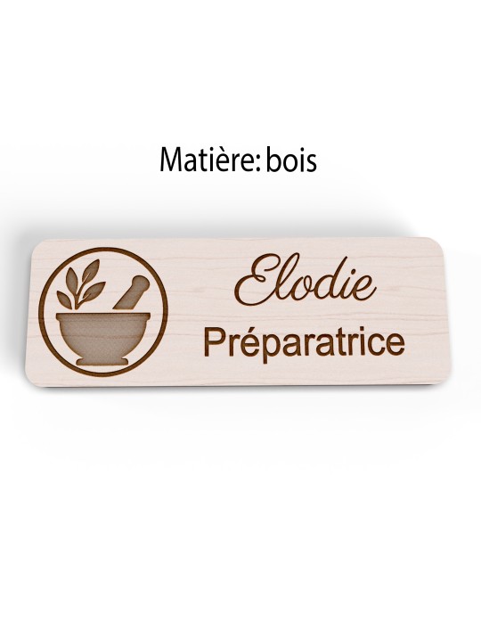 Badge personnalisé préparatrice, motif pharmacie et préparation, version bois vue à plat