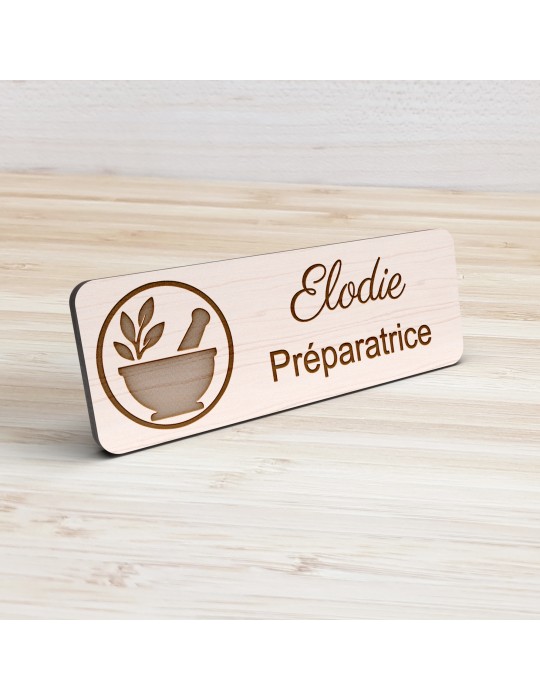 Badge personnalisé préparatrice, motif pharmacie et préparation, vue de présentation
