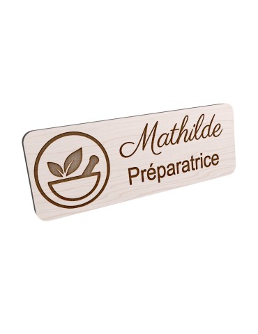Badge personnalisé préparatrice, motif pharmacie et préparation, vue en biais