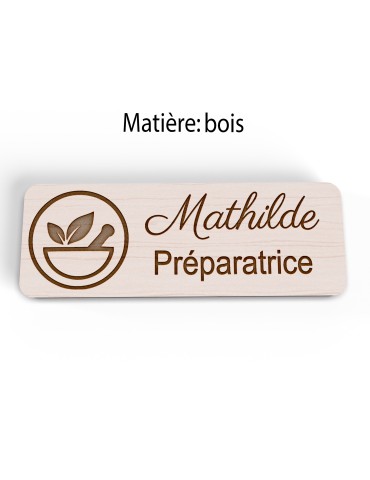 Badge personnalisé préparatrice, motif pharmacie et préparation, vue en biais 2
