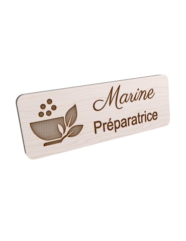 Badge personnalisé préparatrice, motif pharmacie et préparation, vue en biais