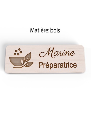 Badge personnalisé préparatrice, motif pharmacie et préparation, vue en biais 2