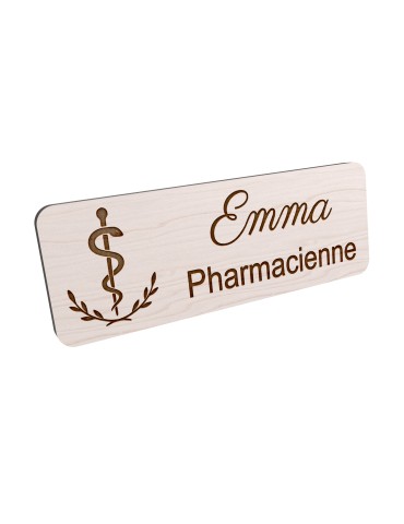 Badge personnalisé pharmacienne, motif pharmacie et caducée, vue en biais