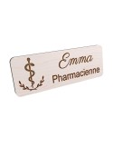 Badge personnalisé pharmacienne, motif pharmacie et caducée, vue en biais