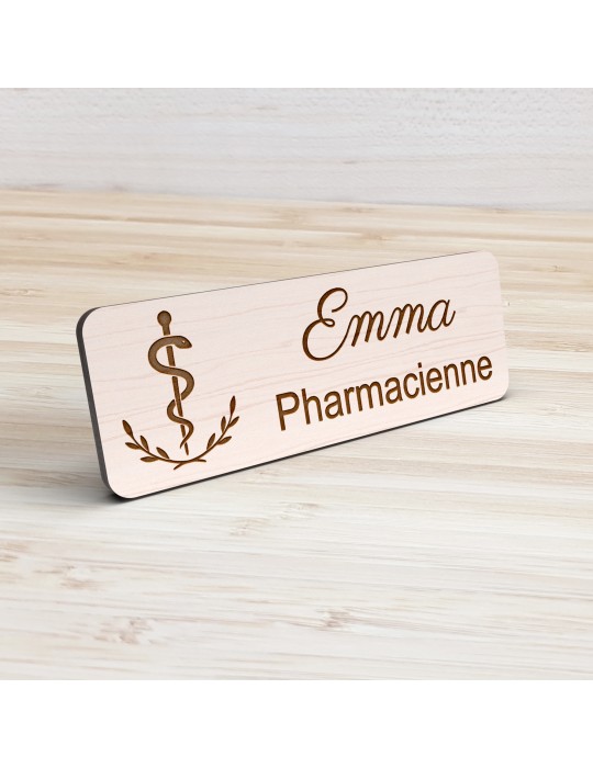 Badge personnalisé pharmacienne, motif pharmacie et caducée, vue de présentation