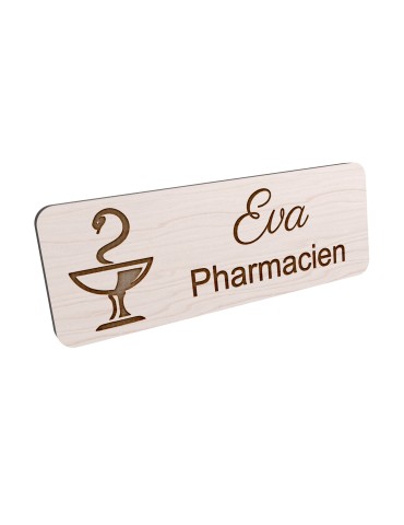 Badge personnalisé préparatrice, motif pharmacie et caducée, vue en biais