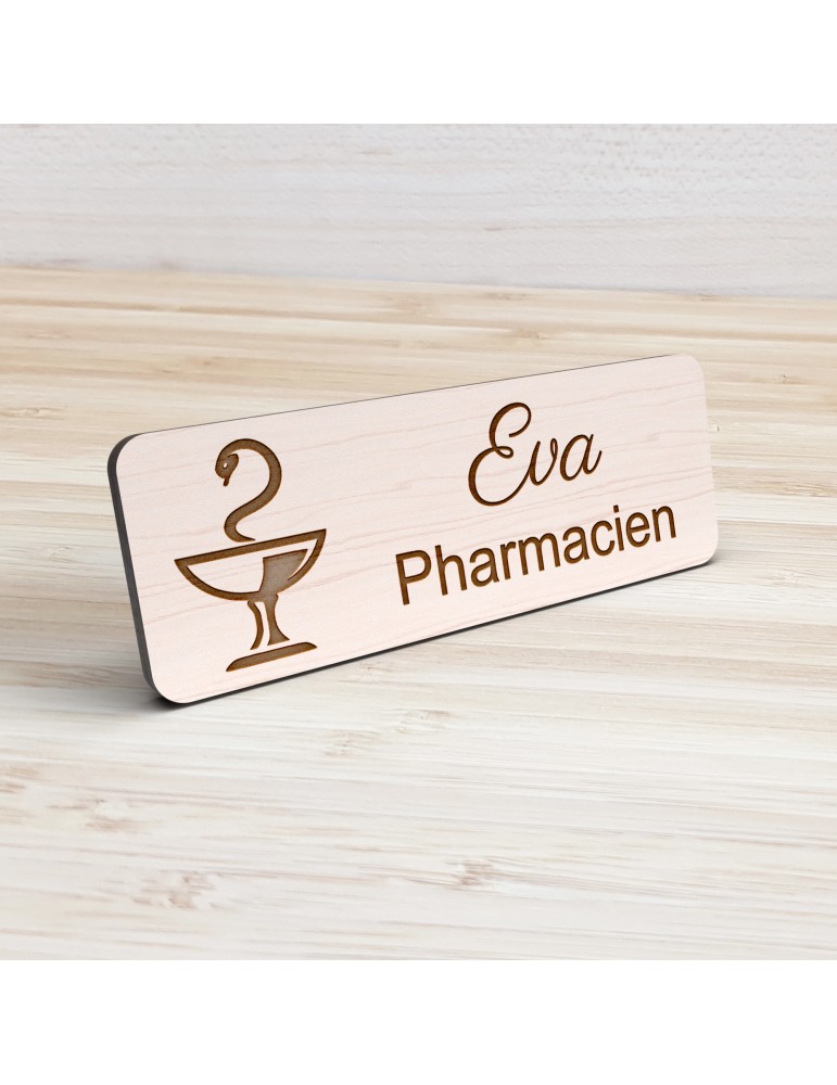 Badge personnalisé préparatrice, motif pharmacie et caducée, vue de présentation