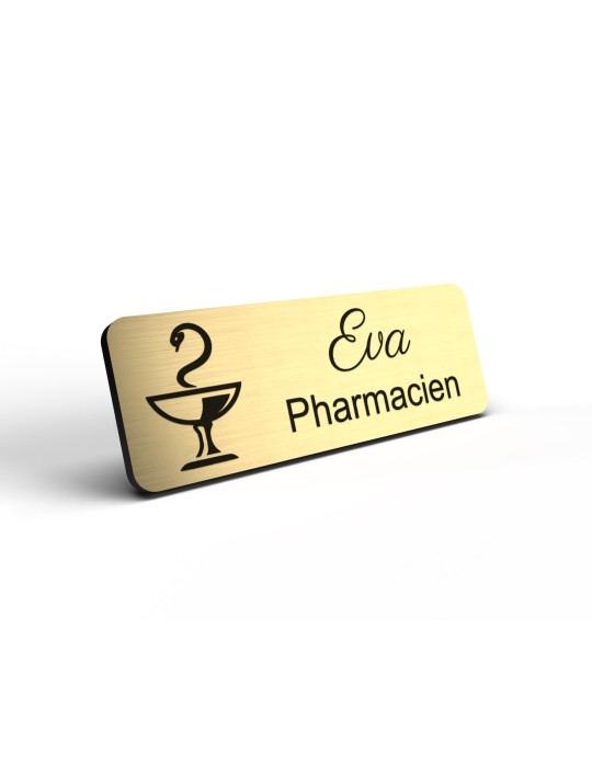 Badge personnalisé préparatrice, motif pharmacie et caducée, détail de la finition or brossé
