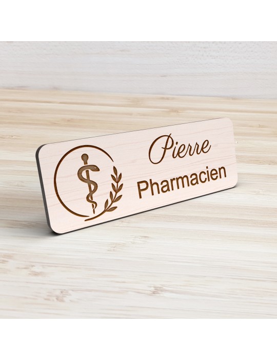 Badge personnalisé pharmacien, motif pharmacie et caducée, vue de présentation