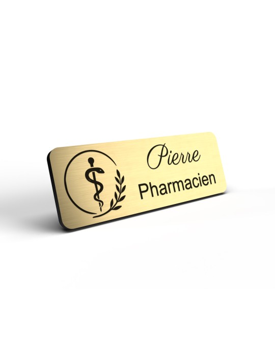 Badge personnalisé pharmacien, motif pharmacie et caducée, détail de la finition or brossé