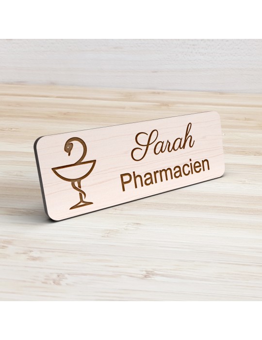Badge personnalisé pharmacien, motif pharmacie et caducée, vue de présentation