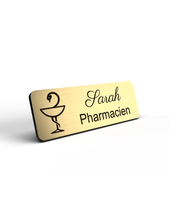 Badge personnalisé pharmacien, motif pharmacie et caducée, détail de la finition or brossé