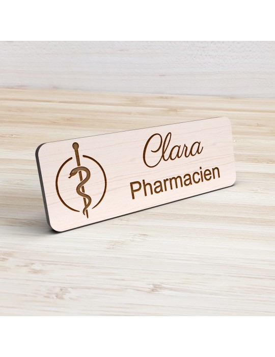 Badge personnalisé pharmacien, motif pharmacie et caducée, vue de présentation