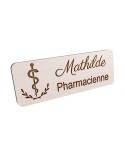 Badge personnalisé pharmacienne, motif pharmacie et caducée, vue en biais