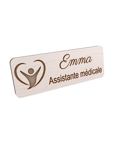 Badge personnalisé assistante médicale, motif accueil et santé, vue en biais