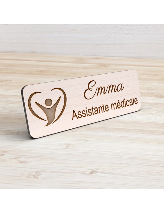 Badge personnalisé assistante médicale, motif accueil et santé, vue de présentation
