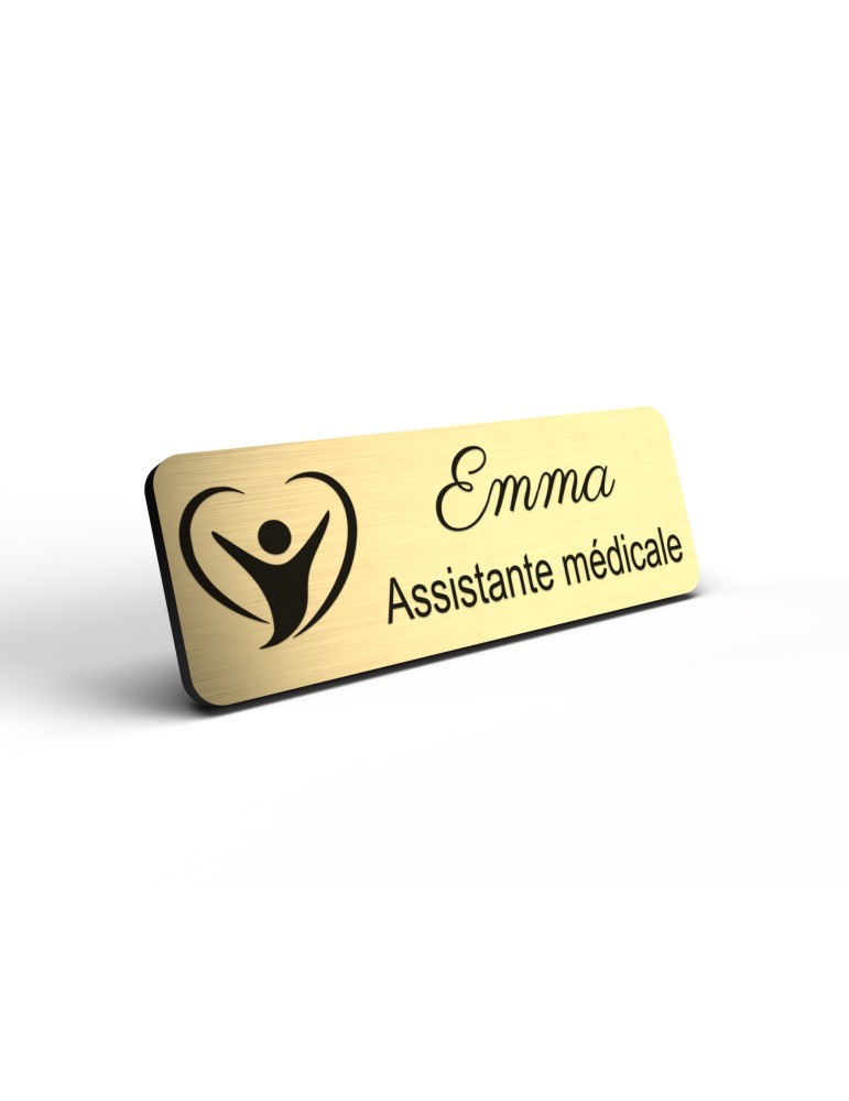 Badge personnalisé assistante médicale, motif accueil et santé, détail de la finition or brossé