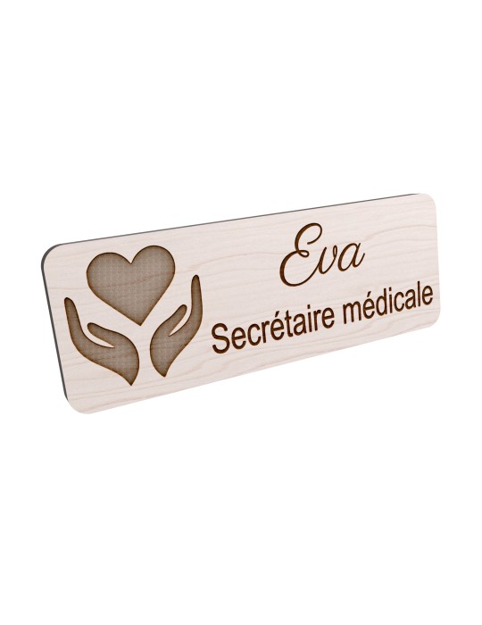 Badge personnalisé secrétaire médicale, motif accueil et santé, vue en biais