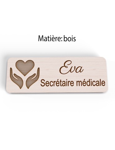 Badge personnalisé secrétaire médicale, motif accueil et santé, vue en biais 2