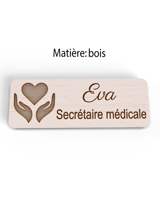 Badge personnalisé secrétaire médicale, motif accueil et santé, version bois vue à plat