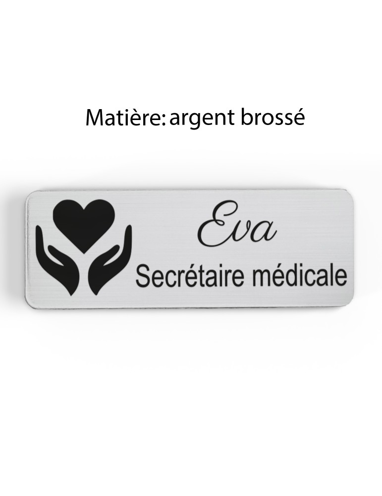 Badge personnalisé secrétaire médicale, motif accueil et santé, finition argent brossé
