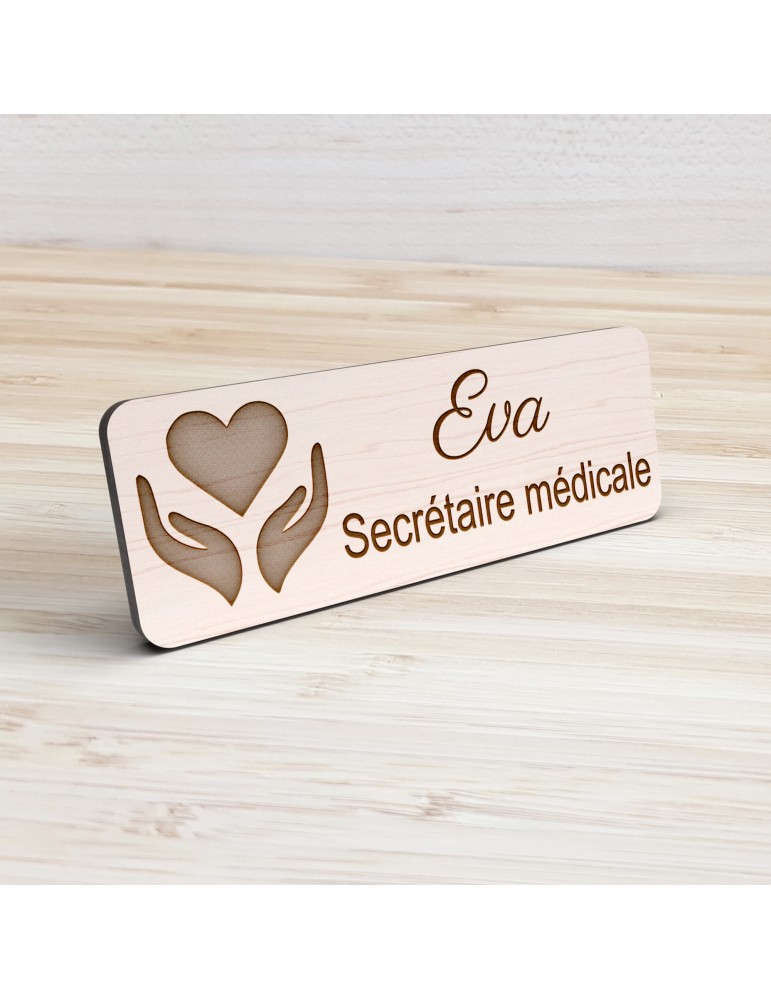 Badge personnalisé secrétaire médicale, motif accueil et santé, vue de présentation