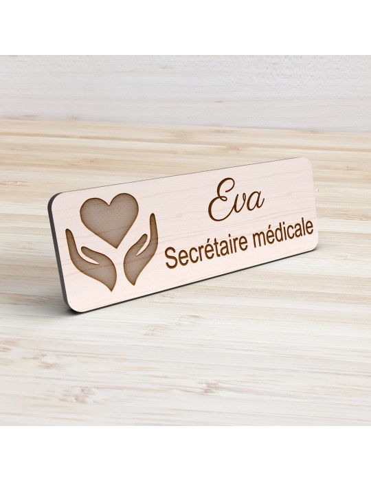 Badge personnalisé secrétaire médicale, motif accueil et santé, vue de présentation
