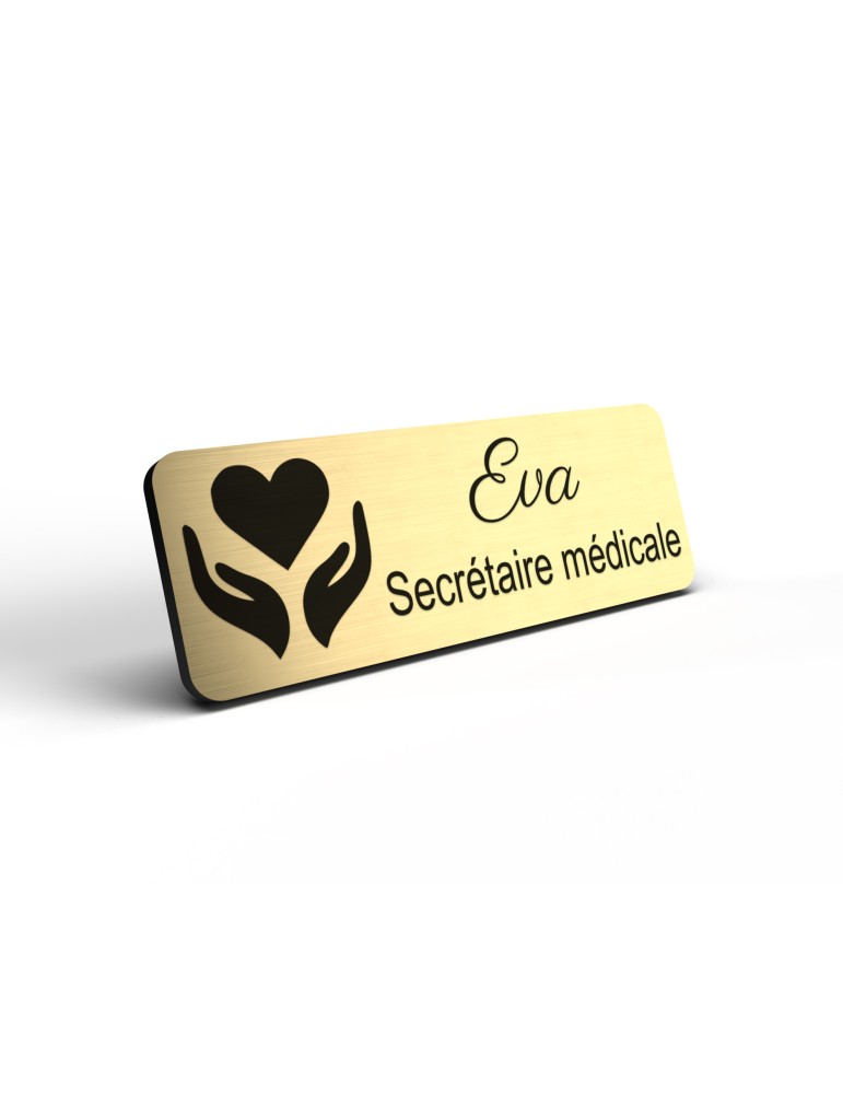 Badge personnalisé secrétaire médicale, motif accueil et santé, détail de la finition or brossé