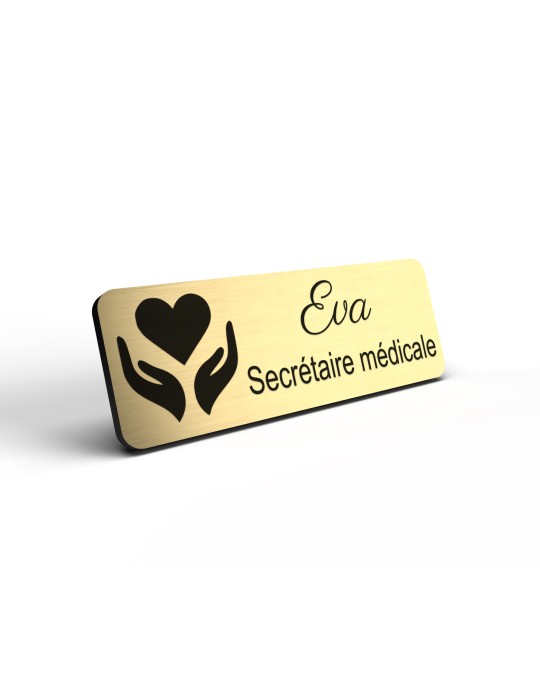 Badge personnalisé secrétaire médicale, motif accueil et santé, détail de la finition or brossé