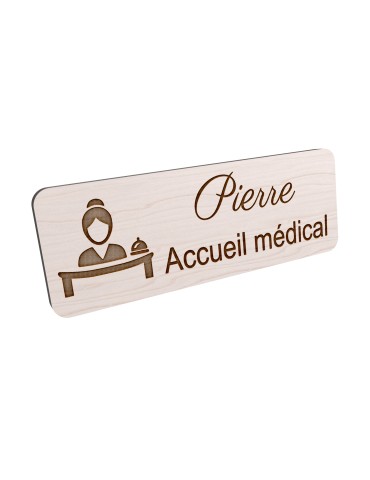 Badge personnalisé accueil médical, motif accueil et santé, vue en biais