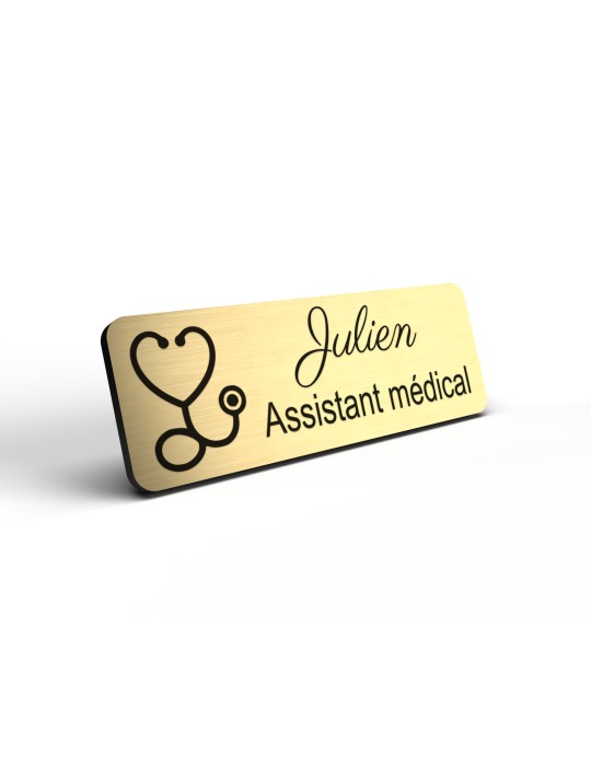 Badge personnalisé assistant médical, motif accueil et santé, détail de la finition or brossé