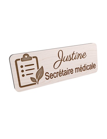 Badge personnalisé secrétaire médicale, motif accueil et santé, vue en biais