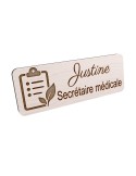Badge personnalisé secrétaire médicale, motif accueil et santé, vue en biais