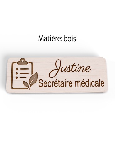 Badge personnalisé secrétaire médicale, motif accueil et santé, vue en biais 2
