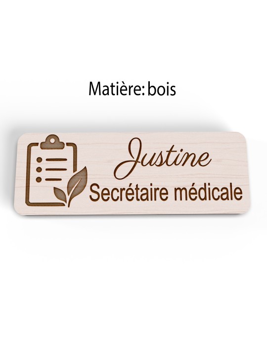 Badge personnalisé secrétaire médicale, motif accueil et santé, version bois vue à plat