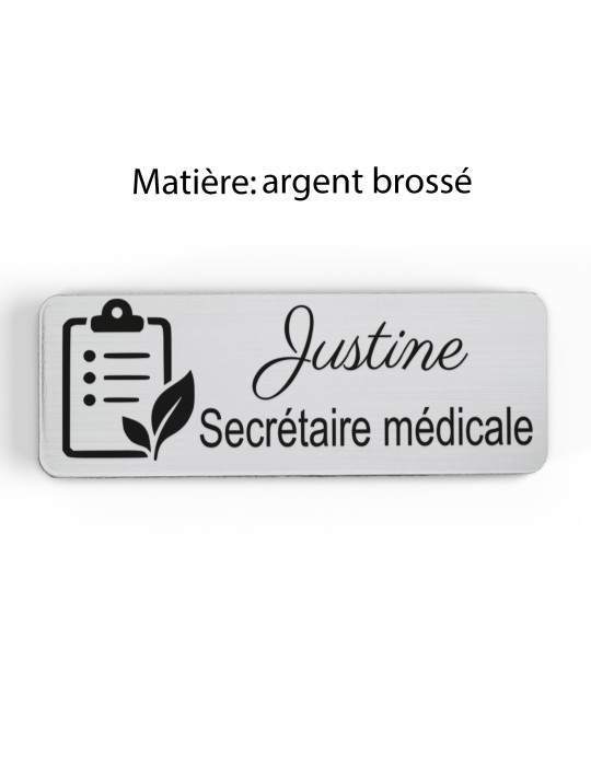 Badge personnalisé secrétaire médicale, motif accueil et santé, finition argent brossé