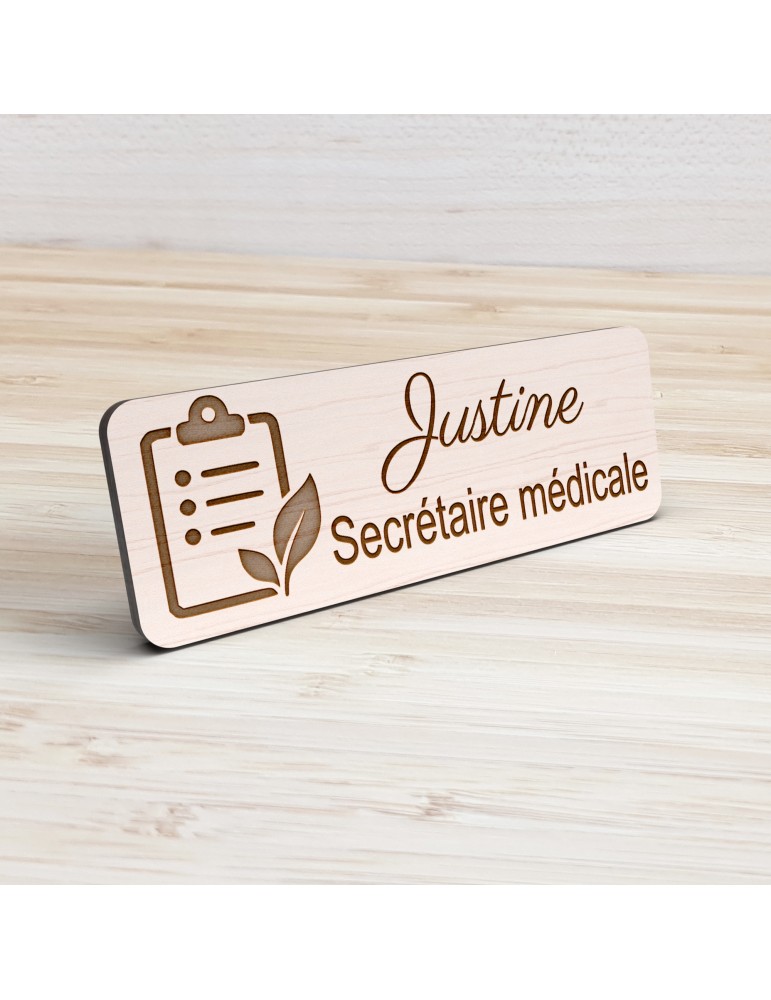Badge personnalisé secrétaire médicale, motif accueil et santé, vue de présentation