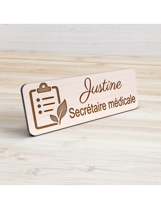 Badge personnalisé secrétaire médicale, motif accueil et santé, vue de présentation