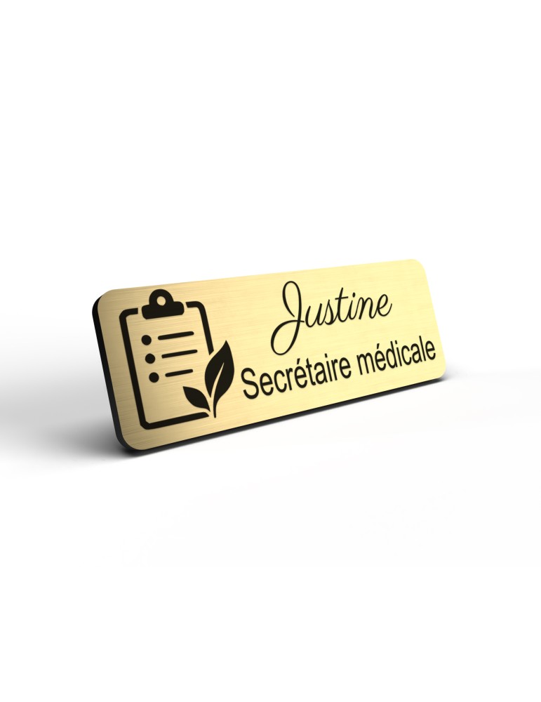 Badge personnalisé secrétaire médicale, motif accueil et santé, détail de la finition or brossé